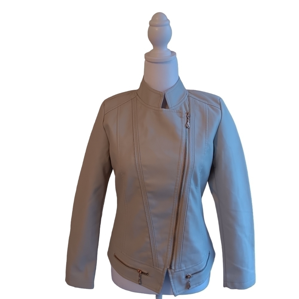 LoveUDear Women's Cream Faux Leather Jacket With Pockets And Zipper…